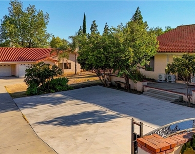 10123 Finch Ave - Photo Thumbnail 13