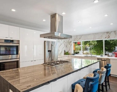 820 Foothill Lane - Photo Thumbnail 6