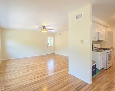 182 E Green Street - Photo Thumbnail 7
