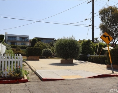 429 1/2 28th St. - Photo Thumbnail 27