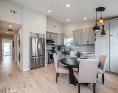 4039 Clayton Avenue - Photo Thumbnail 4