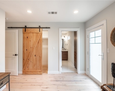 4039 Clayton Avenue - Photo Thumbnail 16