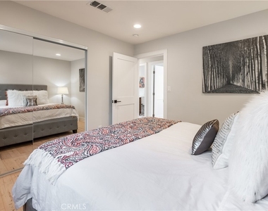 4039 Clayton Avenue - Photo Thumbnail 11