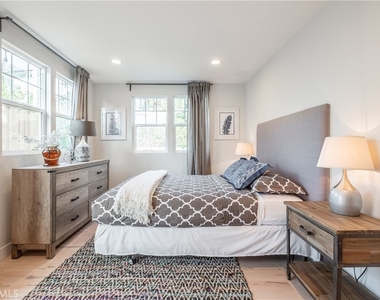 4039 Clayton Avenue - Photo Thumbnail 15