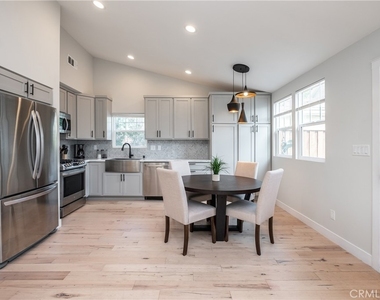 4039 Clayton Avenue - Photo Thumbnail 5