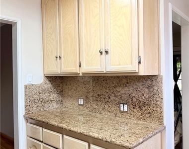 828 N Pass - Photo Thumbnail 20