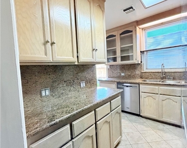 828 N Pass - Photo Thumbnail 17
