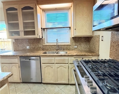 828 N Pass - Photo Thumbnail 19