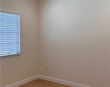 3829 Esmeralda Avenue - Photo Thumbnail 3