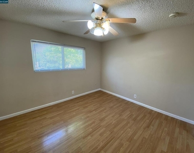 2118 Peppertree Way - Photo Thumbnail 8