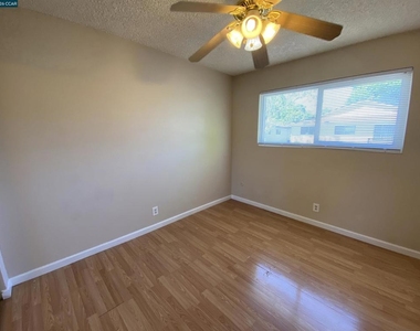 2118 Peppertree Way - Photo Thumbnail 5