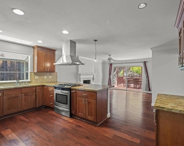 647 Bonita Ave - Photo Thumbnail 6
