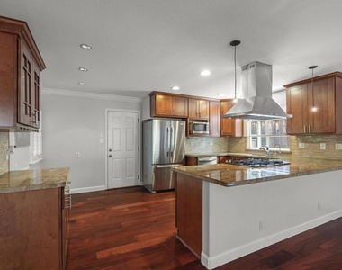 647 Bonita Ave - Photo Thumbnail 5