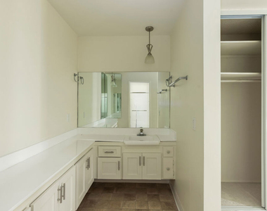11789 Montana Avenue - Photo Thumbnail 10