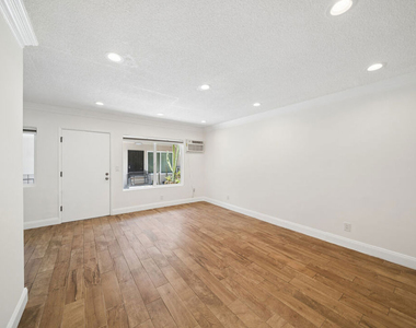 7209 Willoughby Avenue - Photo Thumbnail 1