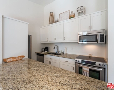 647 S Prospect Avenue - Photo Thumbnail 5