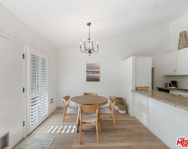 647 S Prospect Avenue - Photo Thumbnail 2