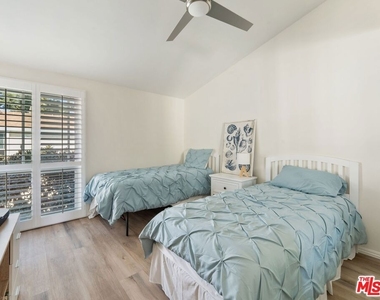 647 S Prospect Avenue - Photo Thumbnail 12