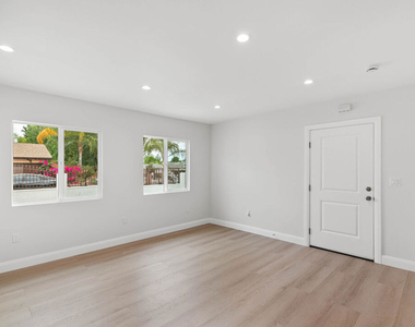 6930 Babcock Avenue - Photo Thumbnail 4
