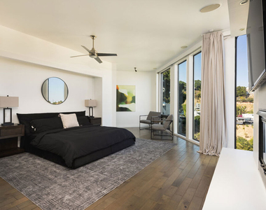 2231 Sunset Plaza Drive - Photo Thumbnail 17