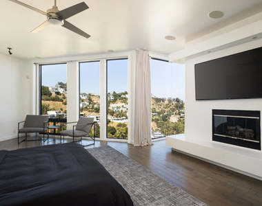 2231 Sunset Plaza Drive - Photo Thumbnail 18