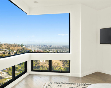 2231 Sunset Plaza Drive - Photo Thumbnail 24