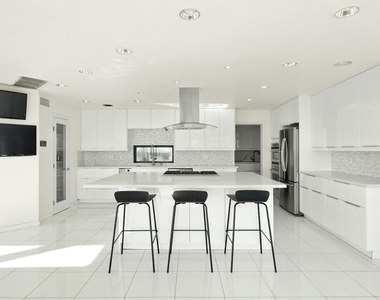 2231 Sunset Plaza Drive - Photo Thumbnail 9
