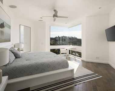 2231 Sunset Plaza Drive - Photo Thumbnail 23