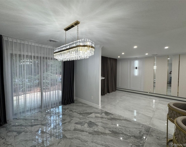 285 S Broadway - Photo Thumbnail 4