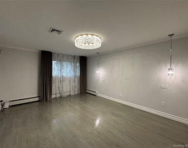 285 S Broadway - Photo Thumbnail 8