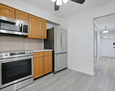 121 Coachlight Square - Photo Thumbnail 9