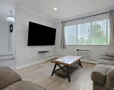 121 Coachlight Square - Photo Thumbnail 3