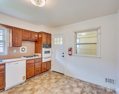 52 Johnson Avenue - Photo Thumbnail 8