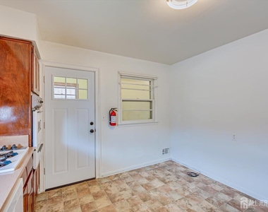 52 Johnson Avenue - Photo Thumbnail 10