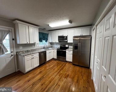 202 Carroll Drive - Photo Thumbnail 4