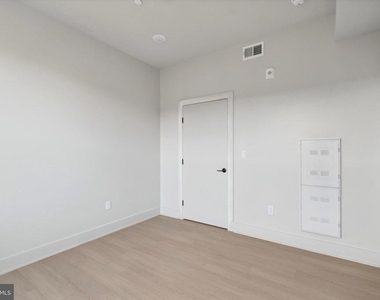 5521 Wayne Avenue - Photo Thumbnail 7