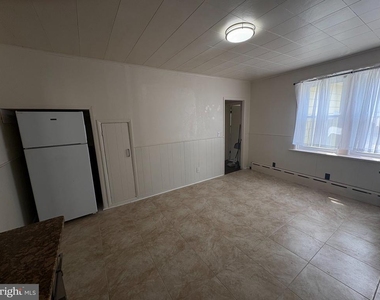 407 Hudson Street - Photo Thumbnail 8