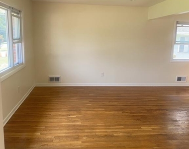 6215 Auth Road - Photo Thumbnail 11