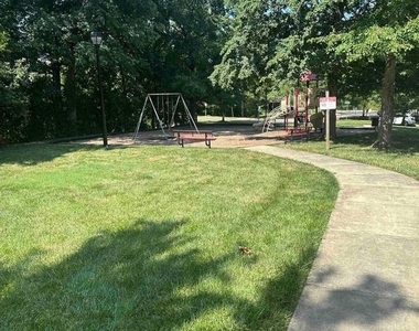10502 Glen Manor Drive - Photo Thumbnail 16