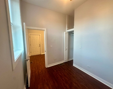 2942 W Montrose Ave - Photo Thumbnail 1