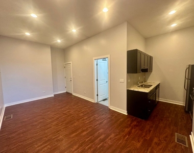 2942 W Montrose Ave - Photo Thumbnail 10