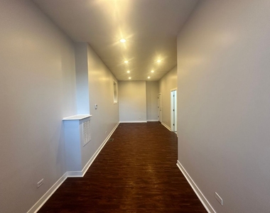 2942 W Montrose Ave - Photo Thumbnail 5