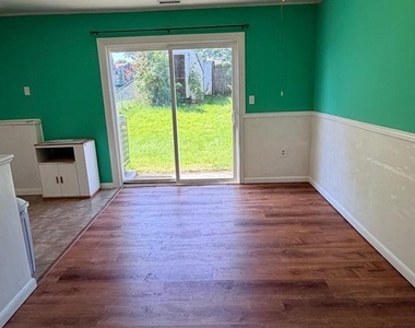 453 Berry Court - Photo Thumbnail 4