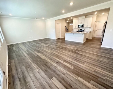 108 Jade Creek Drive - Photo Thumbnail 8
