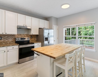 8212 Silverton Court - Photo Thumbnail 9
