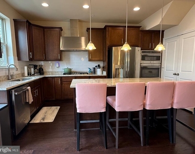 104 Vanguard Lane - Photo Thumbnail 6
