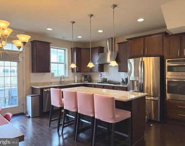 104 Vanguard Lane - Photo Thumbnail 5