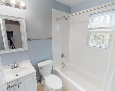 933 52nd Street Ne - Photo Thumbnail 2