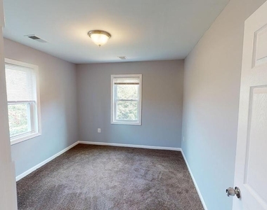 933 52nd Street Ne - Photo Thumbnail 1