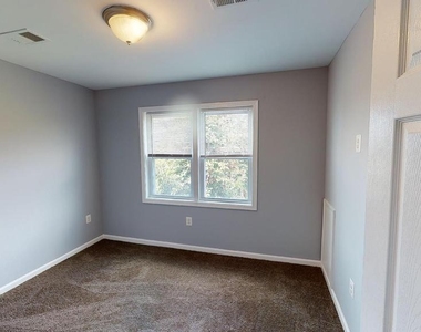 933 52nd Street Ne - Photo Thumbnail 6